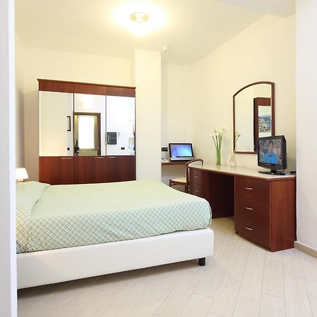 Residence Hotel Kriss Deiva Marina Buitenkant foto