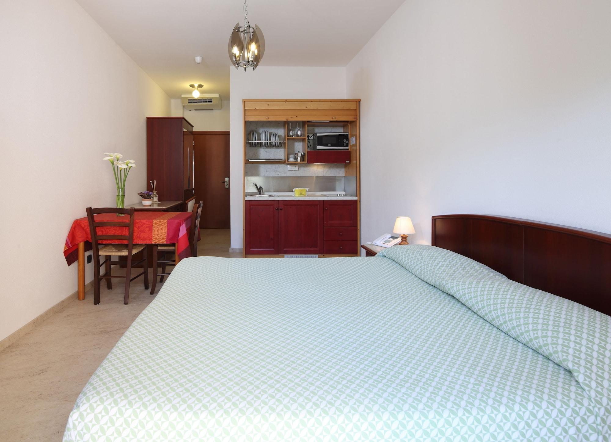 Residence Hotel Kriss Deiva Marina Buitenkant foto