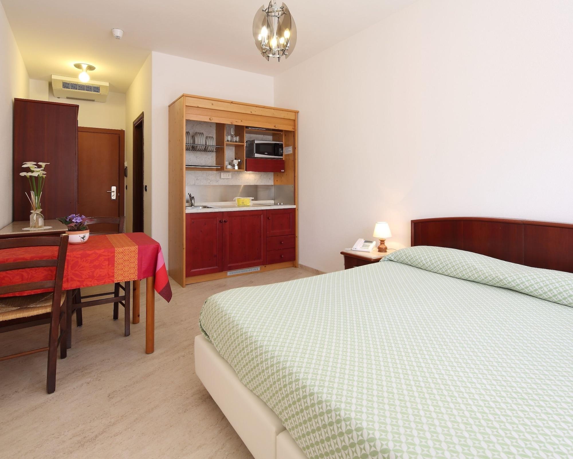 Residence Hotel Kriss Deiva Marina Buitenkant foto