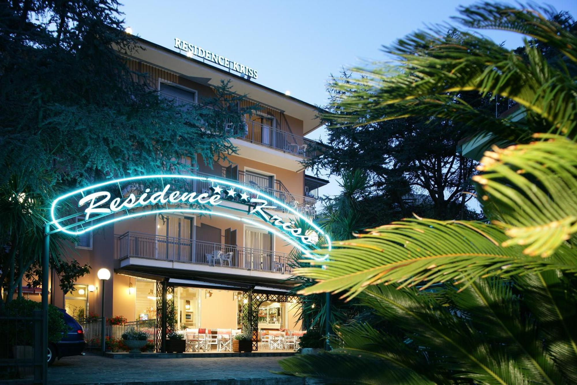 Residence Hotel Kriss Deiva Marina Buitenkant foto