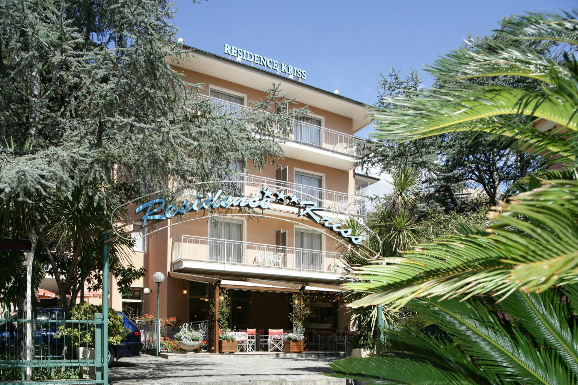 Residence Hotel Kriss Deiva Marina Buitenkant foto