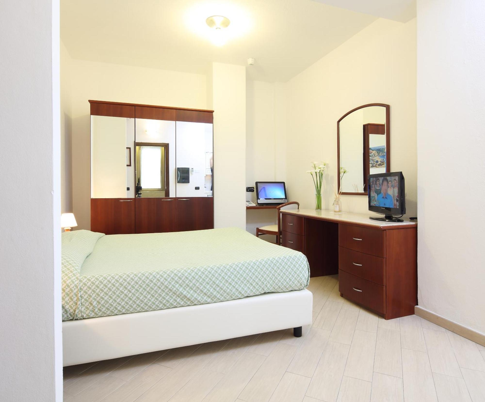 Residence Hotel Kriss Deiva Marina Buitenkant foto