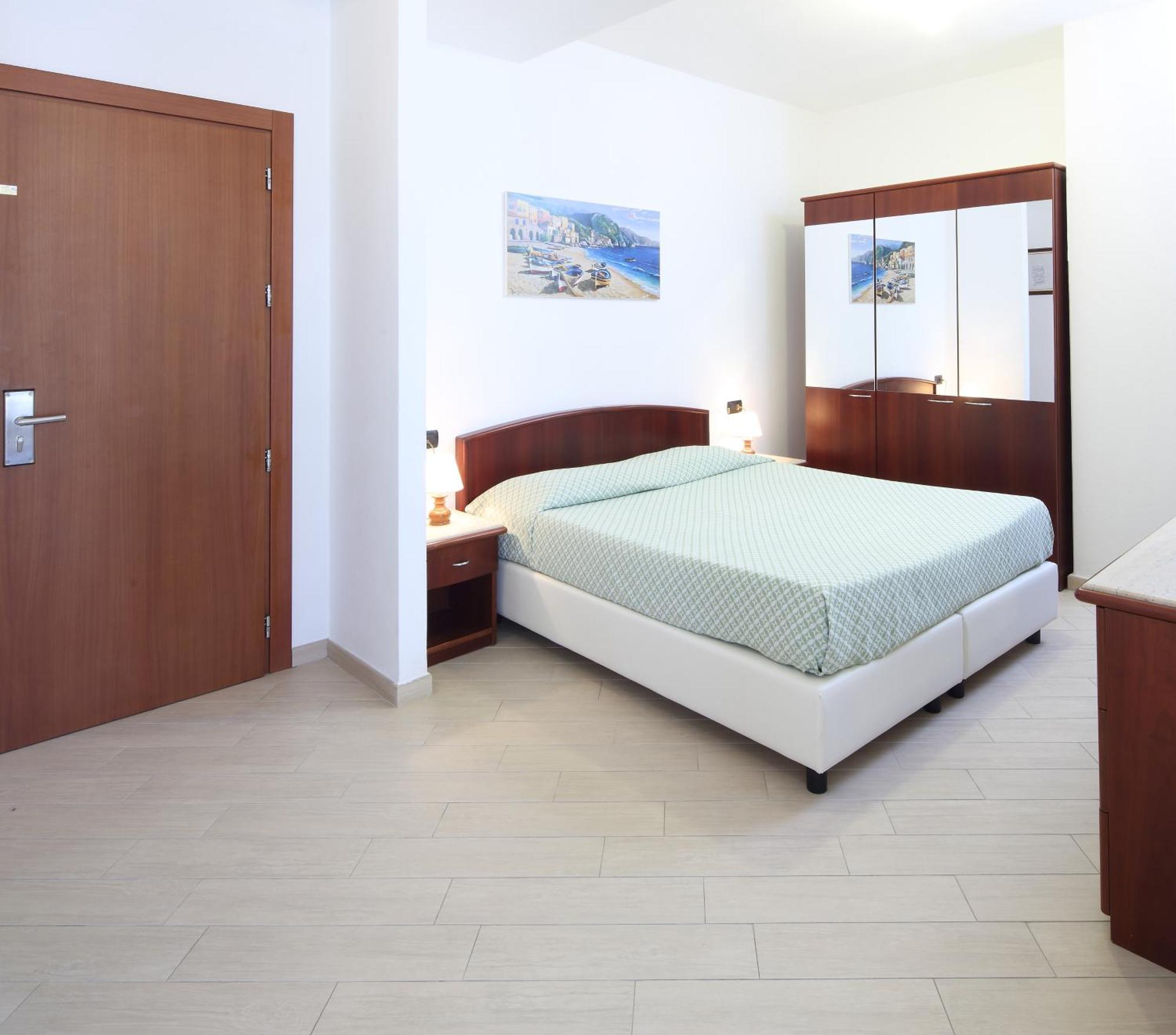 Residence Hotel Kriss Deiva Marina Buitenkant foto