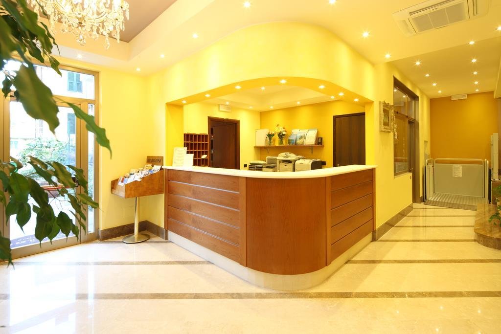 Residence Hotel Kriss Deiva Marina Buitenkant foto