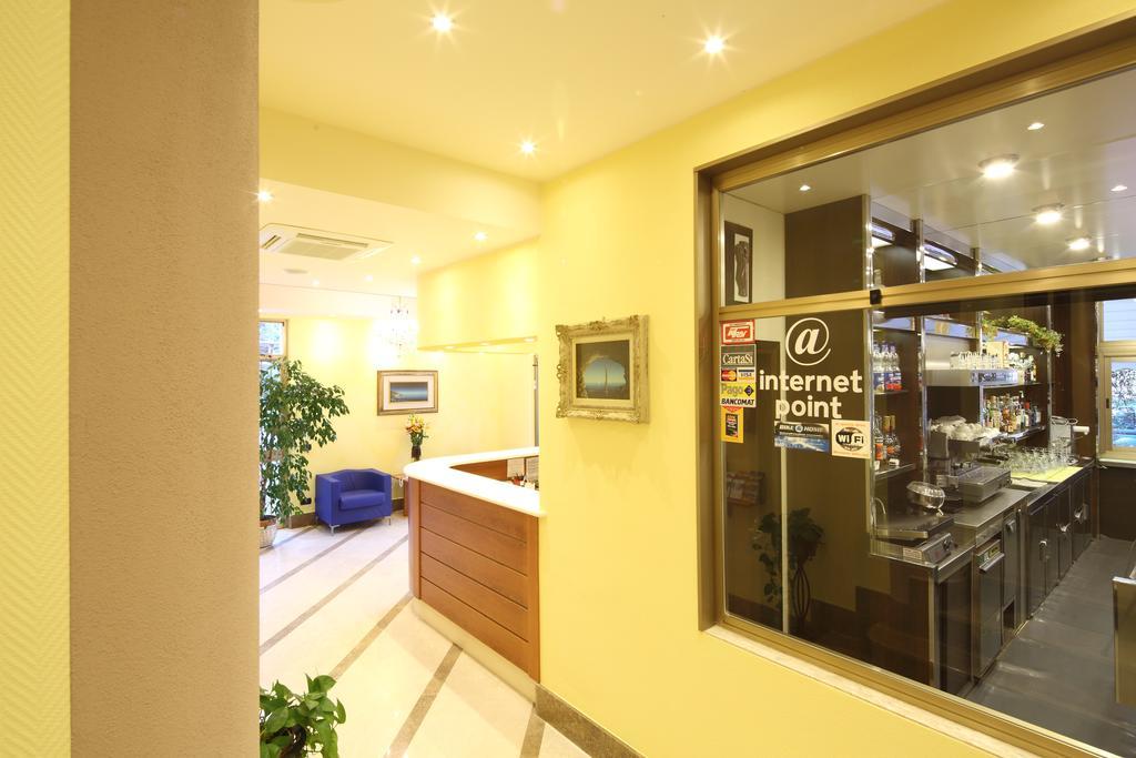 Residence Hotel Kriss Deiva Marina Buitenkant foto