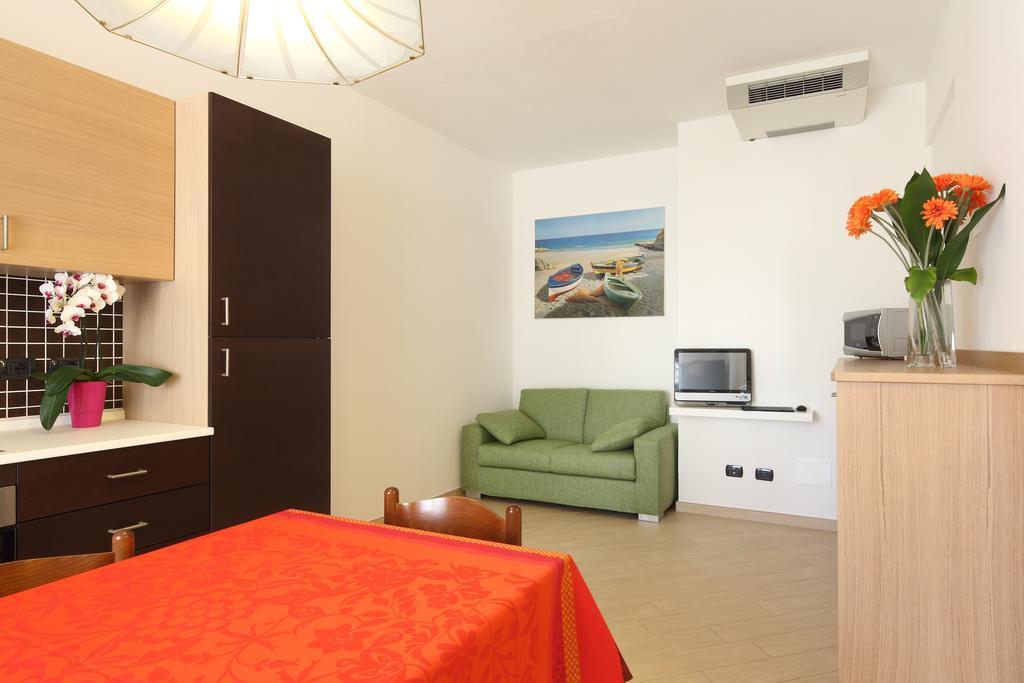 Residence Hotel Kriss Deiva Marina Buitenkant foto