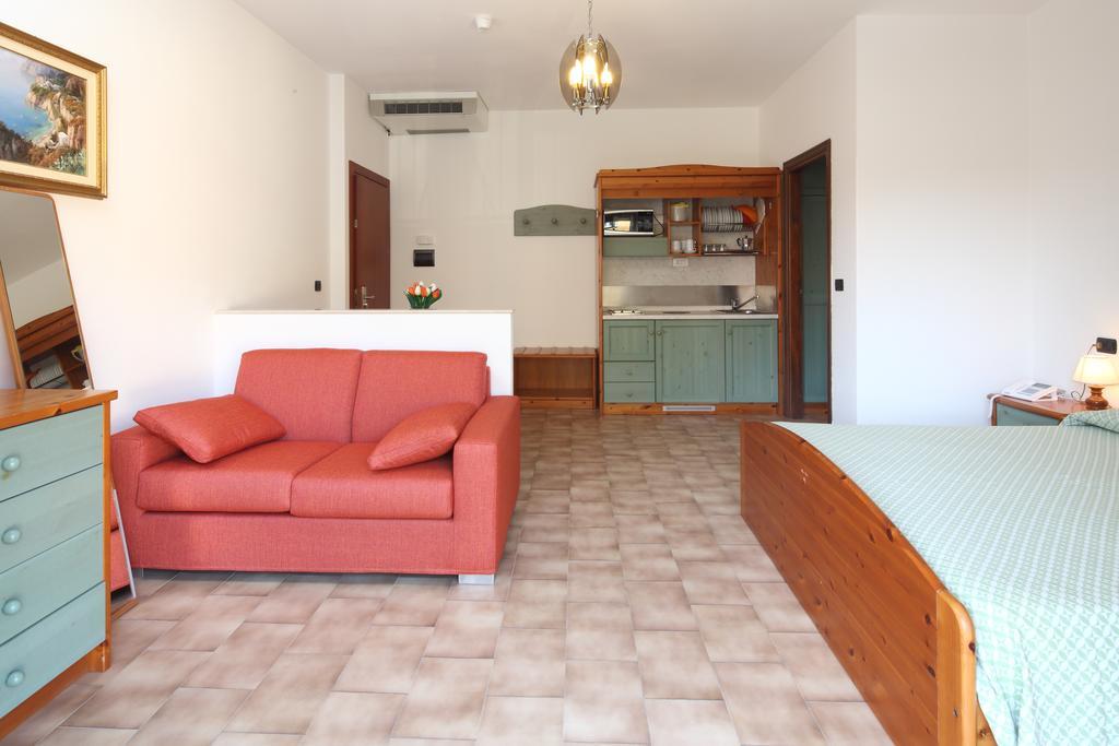 Residence Hotel Kriss Deiva Marina Buitenkant foto