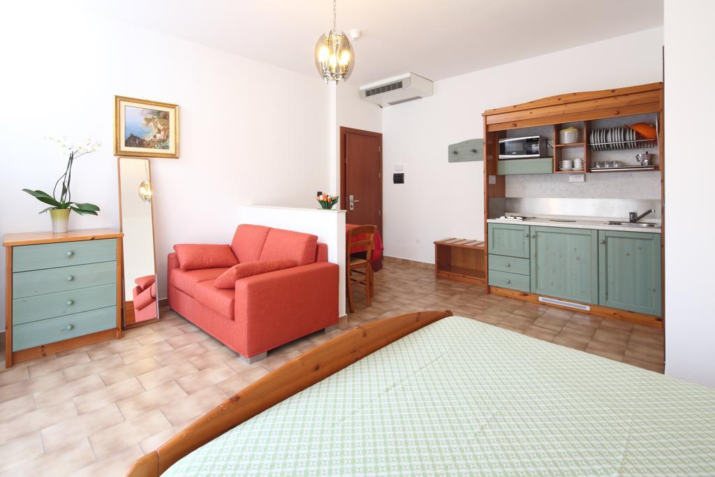 Residence Hotel Kriss Deiva Marina Buitenkant foto