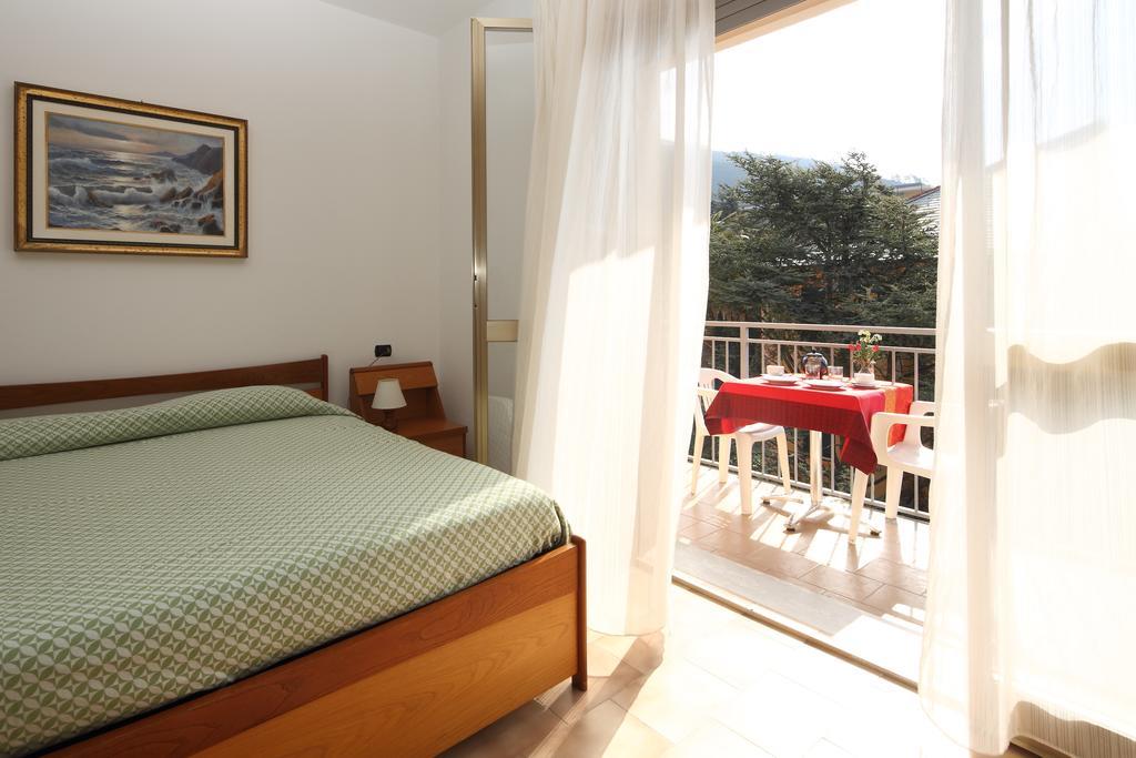 Residence Hotel Kriss Deiva Marina Buitenkant foto