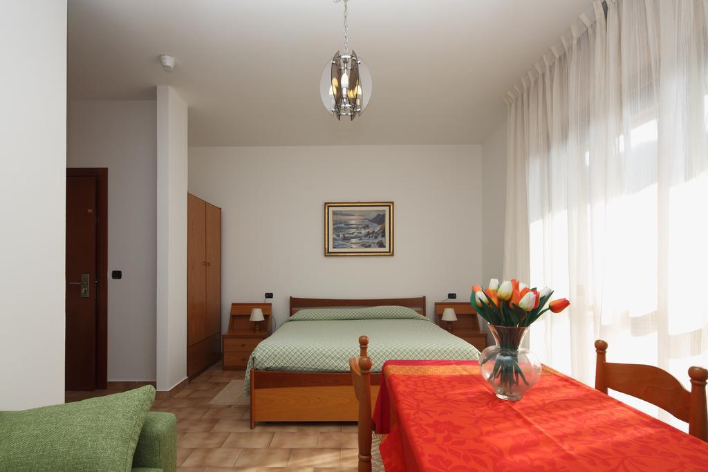 Residence Hotel Kriss Deiva Marina Buitenkant foto