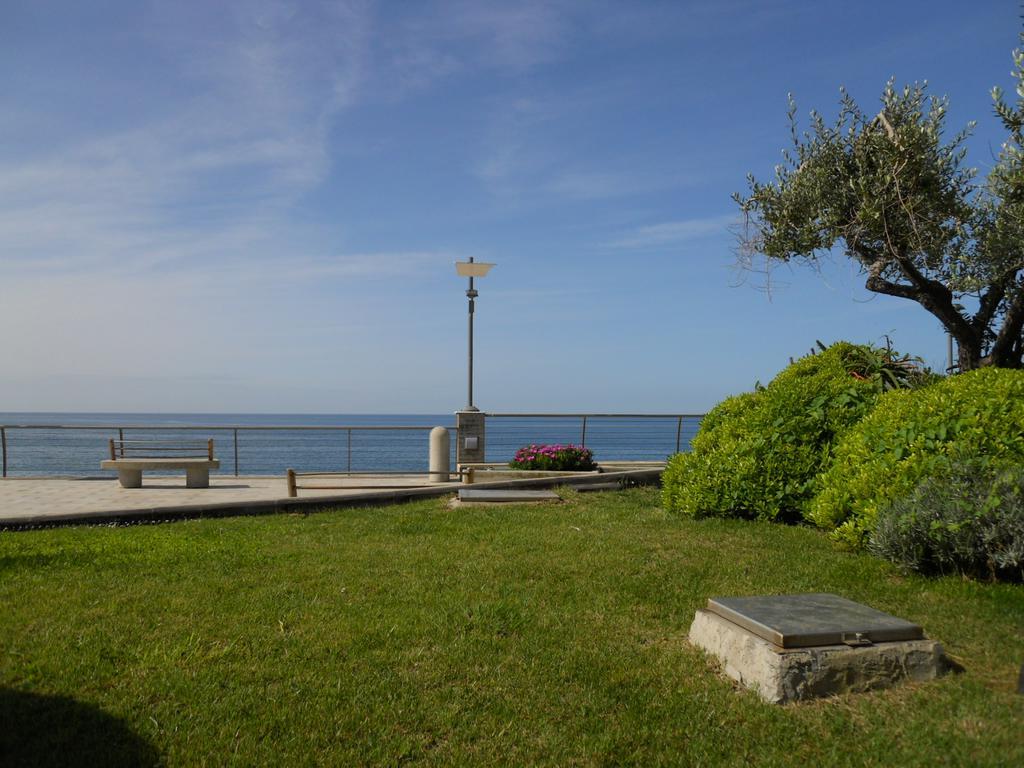 Residence Hotel Kriss Deiva Marina Buitenkant foto