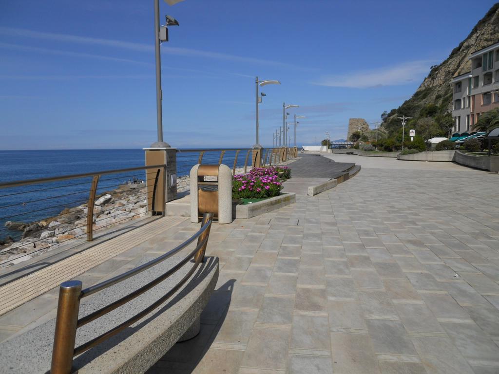 Residence Hotel Kriss Deiva Marina Buitenkant foto