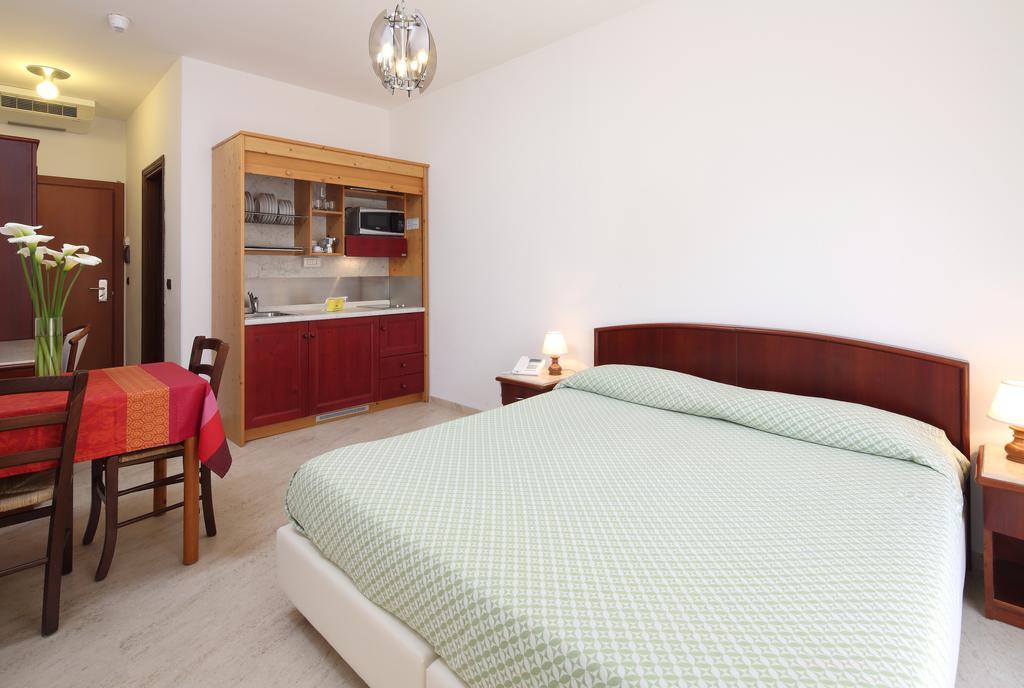Residence Hotel Kriss Deiva Marina Buitenkant foto