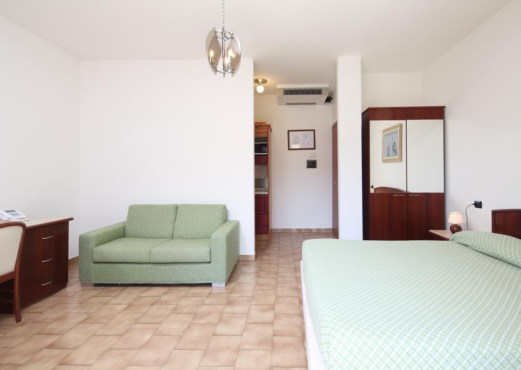 Residence Hotel Kriss Deiva Marina Buitenkant foto