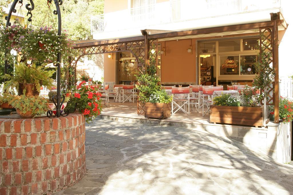 Residence Hotel Kriss Deiva Marina Buitenkant foto